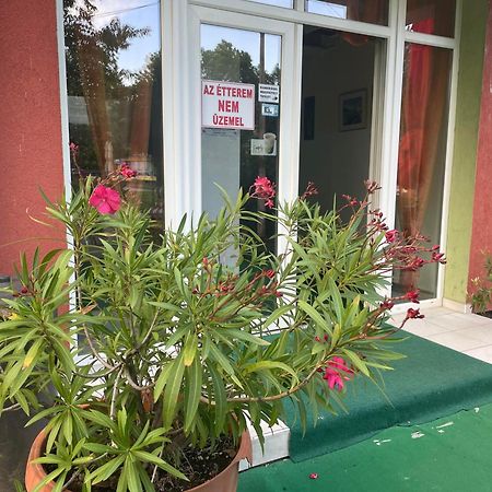 Tifani Szallo Hotel Balatonlelle Luaran gambar