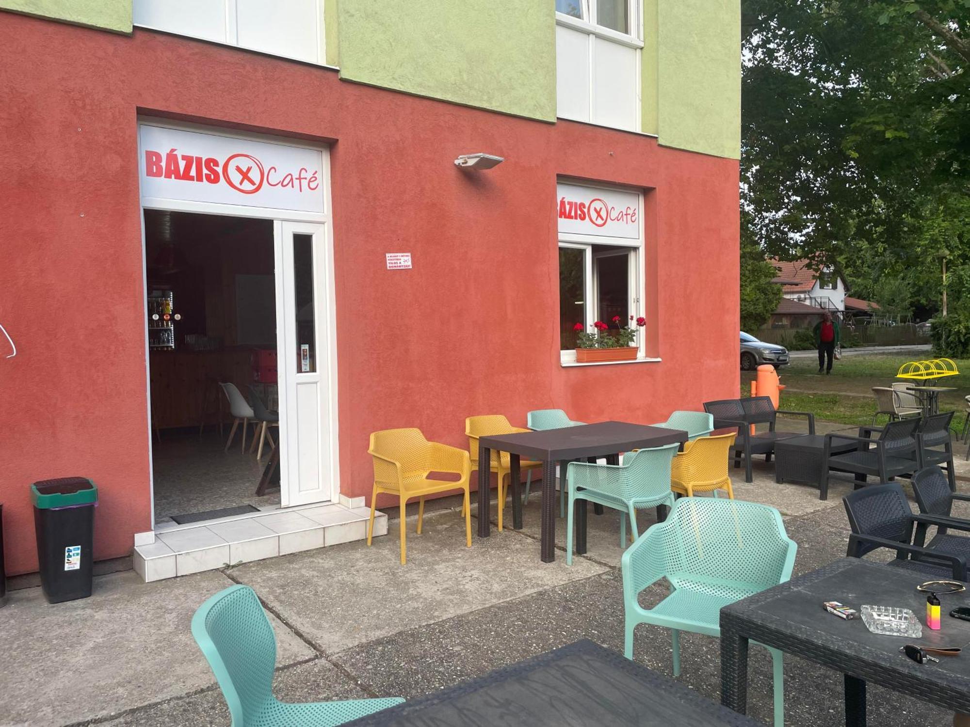 Tifani Szallo Hotel Balatonlelle Luaran gambar