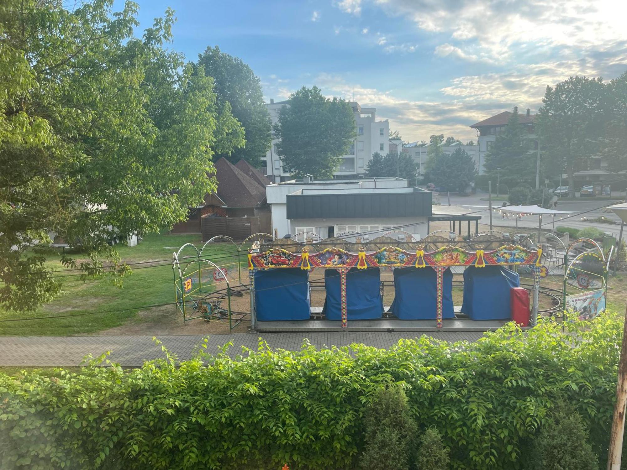 Tifani Szallo Hotel Balatonlelle Luaran gambar