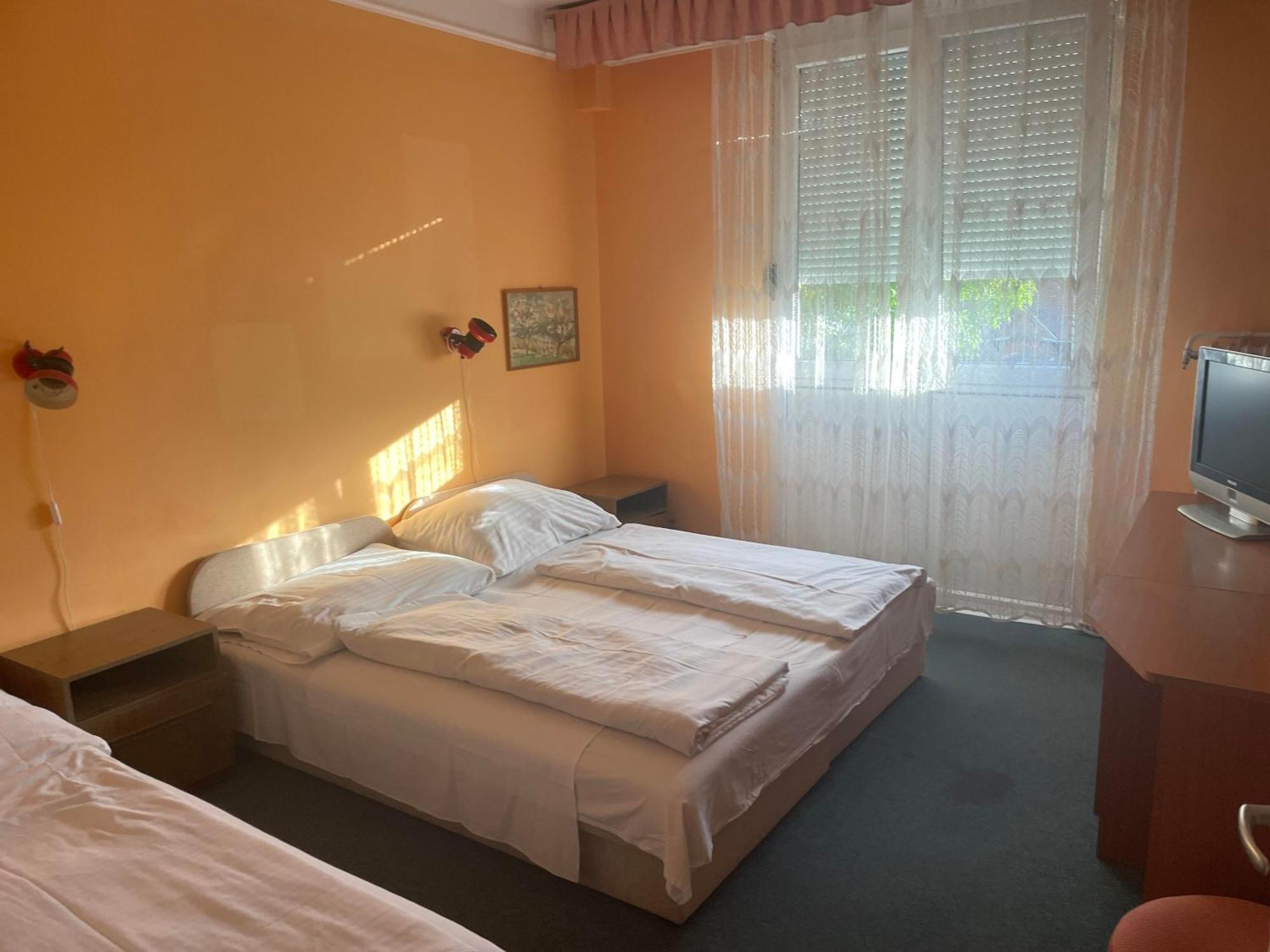 Tifani Szallo Hotel Balatonlelle Luaran gambar