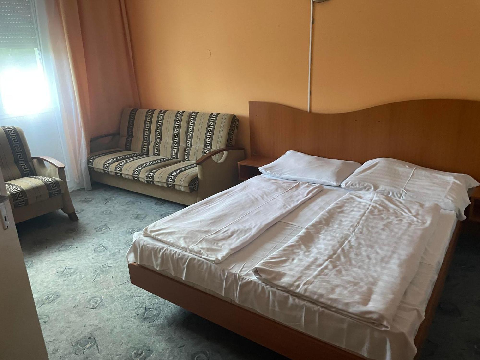 Tifani Szallo Hotel Balatonlelle Luaran gambar