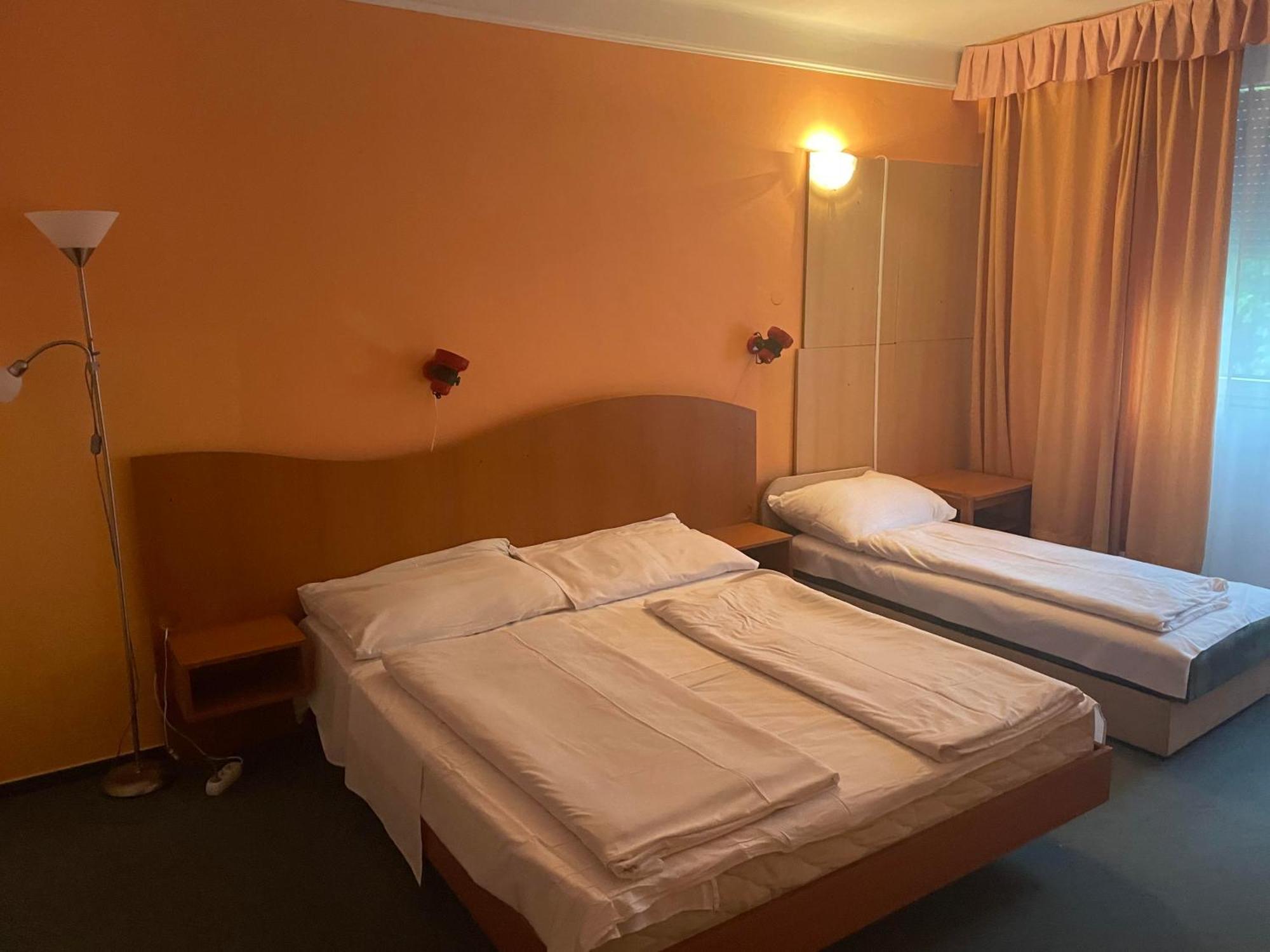 Tifani Szallo Hotel Balatonlelle Luaran gambar