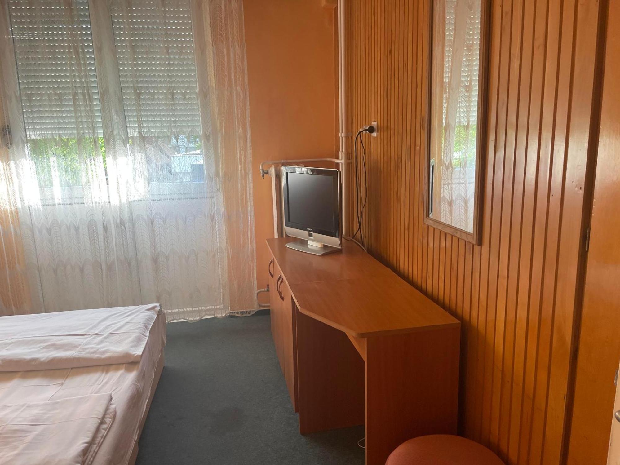 Tifani Szallo Hotel Balatonlelle Luaran gambar