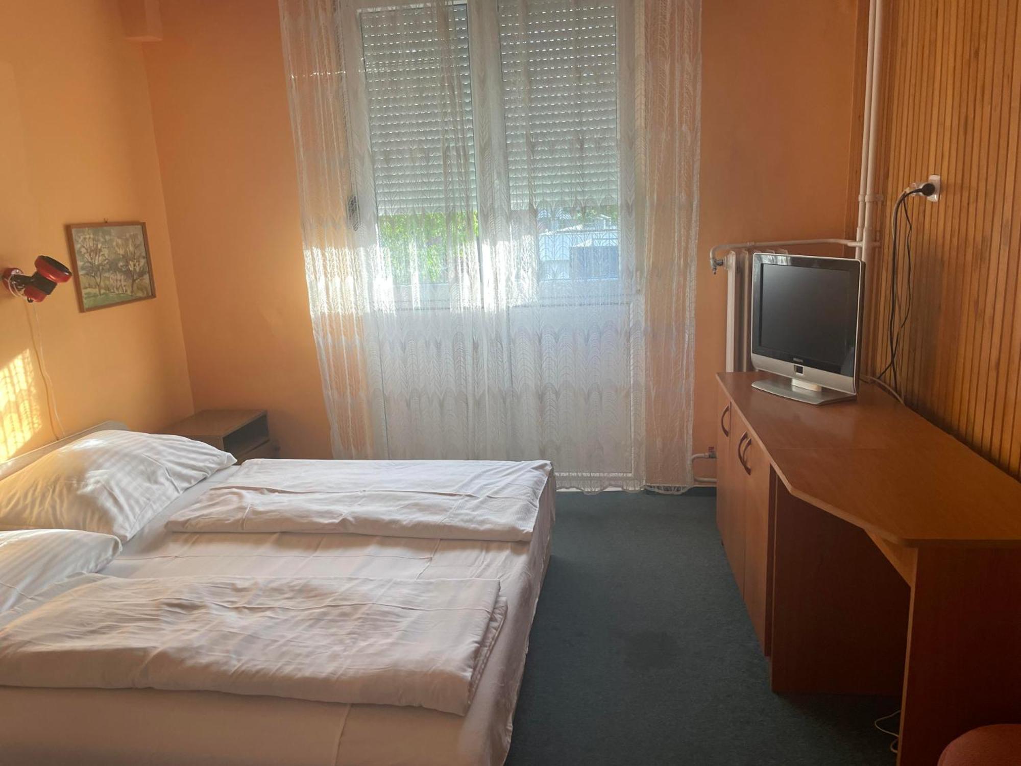 Tifani Szallo Hotel Balatonlelle Luaran gambar