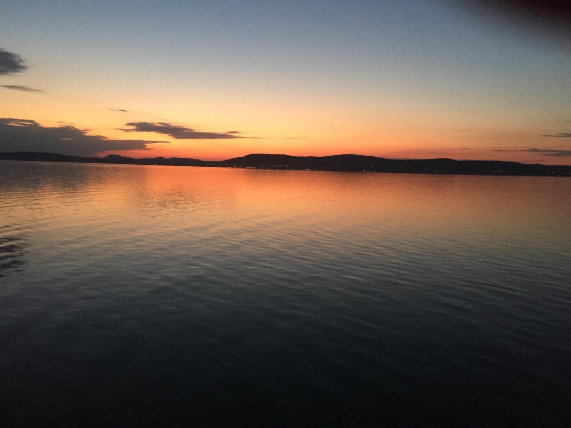 Tifani Szallo Hotel Balatonlelle Luaran gambar